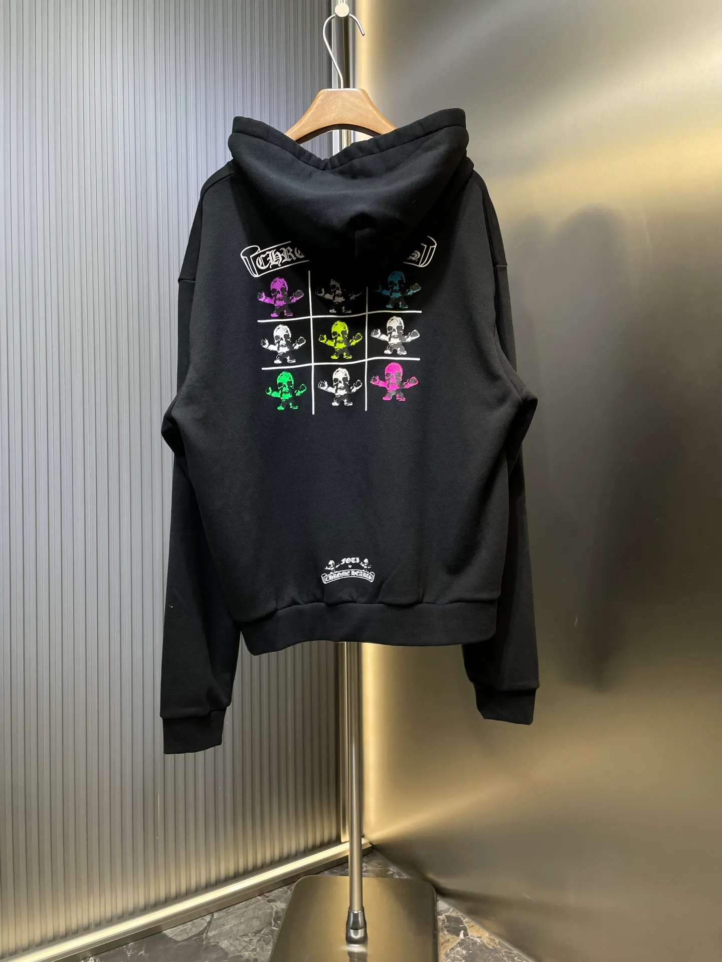 P430 Chrome hear*🌟New arrival in 2025 Colorful printed hooded jacket Customized YB twill cotton material Comfortable and breathable Stiff and stylish Hooded zipper jacket cut Loose Oversized silhouette Fashionable and casual Decorated with the iconic letter logo on the chest Echoing the large colorful nine-square grid pattern on the back The brand style instantly improves The rich visual effect makes it more fashionable The slim version adds vitality Daily casual wear guide Relaxed and fashionable Customized surface accessories, please check the version size: s-xl